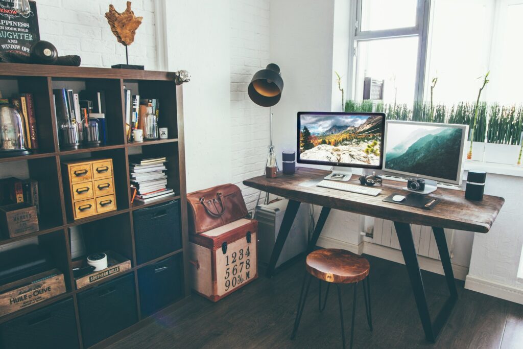 Mid-Century Modern office decor with dark wood and old style furniture but in the same time withe new technologie  